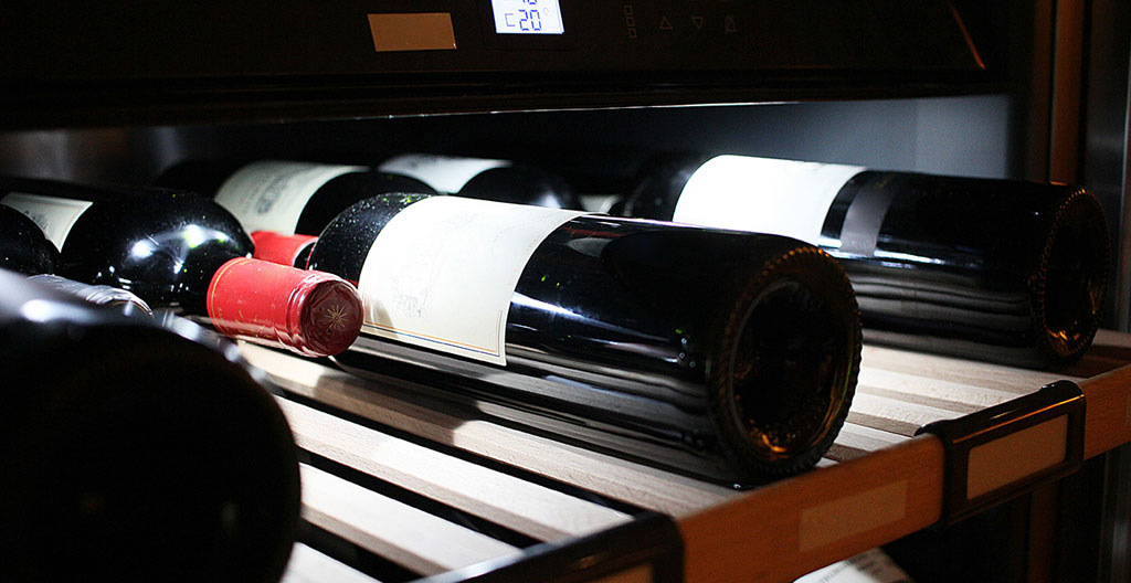 Thermomètre et hygromètre dans une cave à vin pour contrôler les conditions