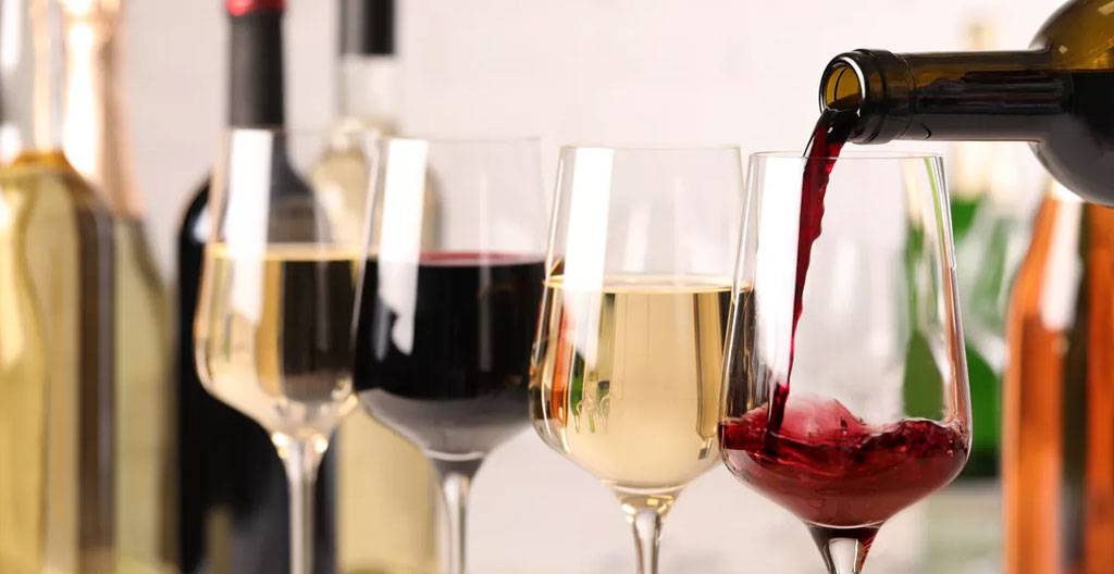 Sélection de spiritueux incluant whiskies, rhums et champagnes sur étagère